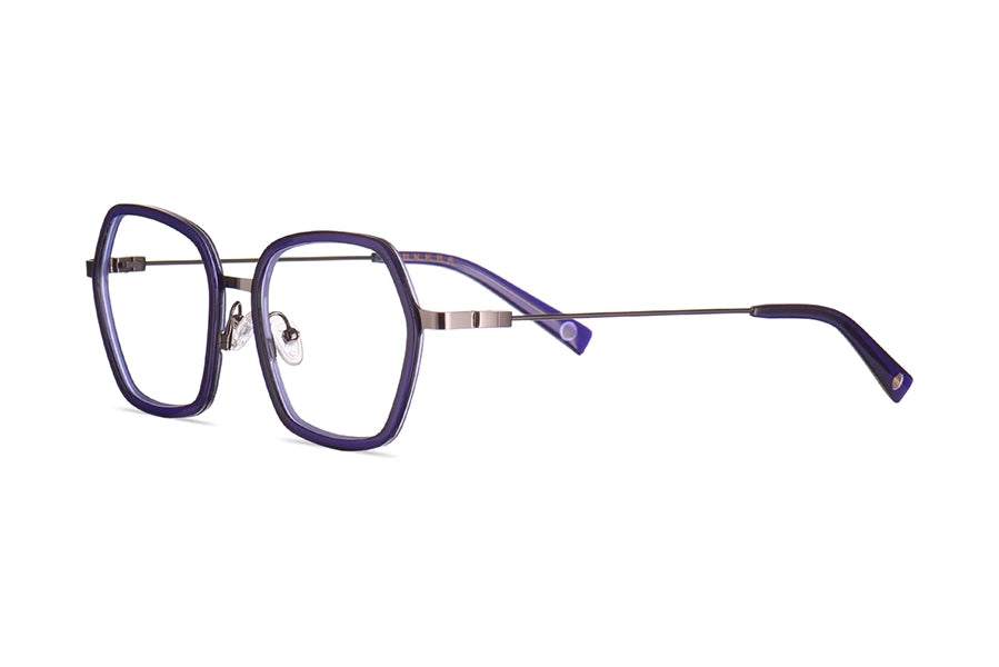 Express your individuality with the Green Park eyeglasses. Adding a unique element to the frame, an acetate insert surrounds the oversized rims of this contemporary, feminine design. This square frame features a range of classic colors and will nicely suit a larger face.