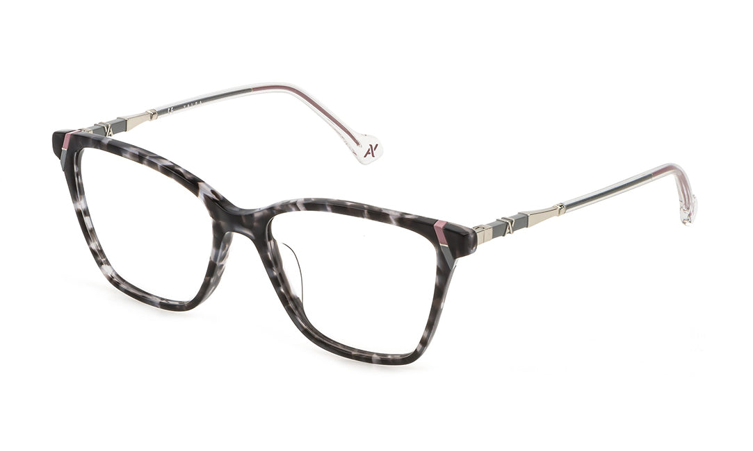 Emiliana is the optical style with a slightly square-shaped front piece and metal temples with coloured enamel spotlighted by the transparent acetate temple tips. The combinations of colours and materials convey determination, personality and decisiveness.